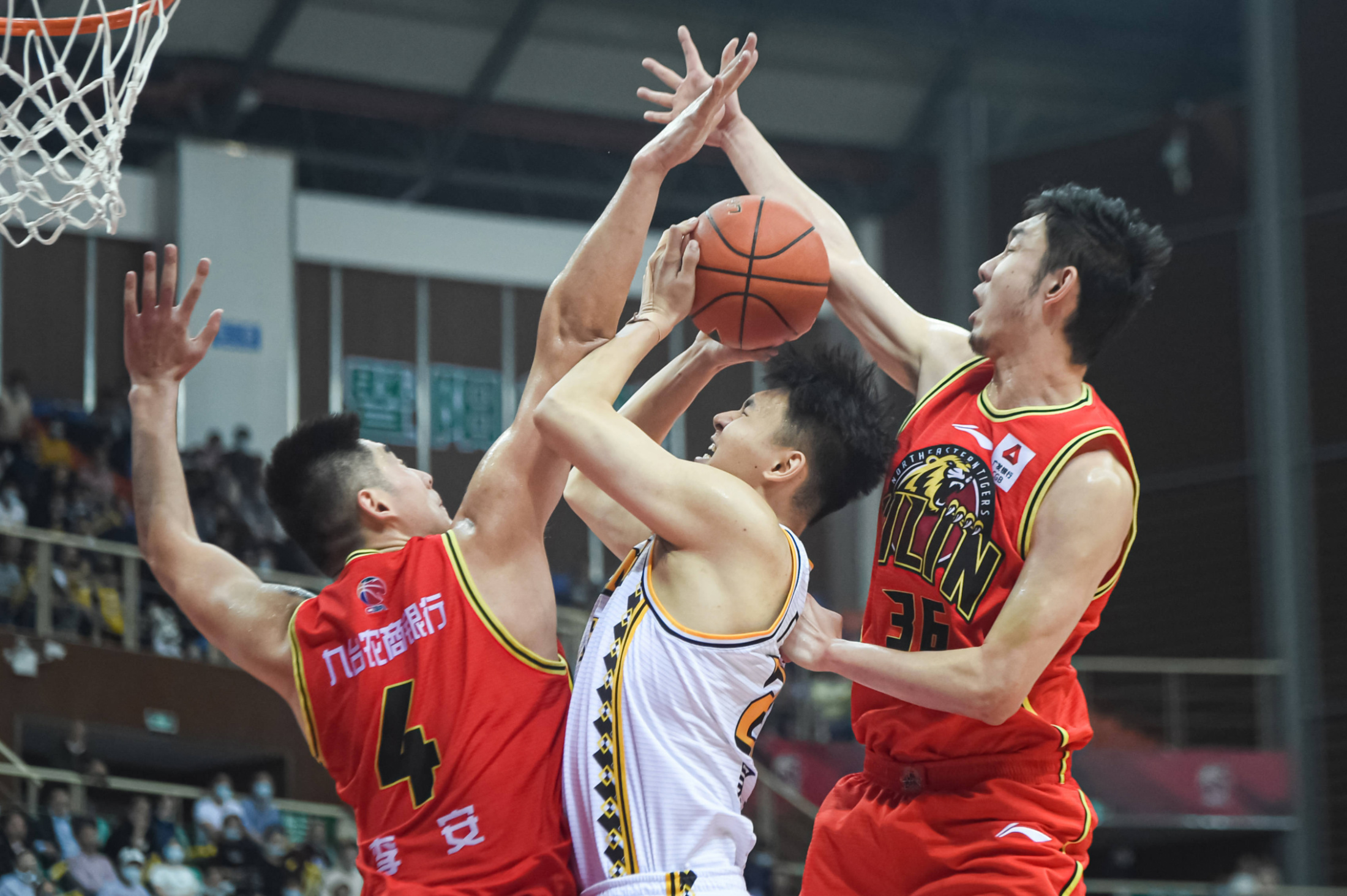 PG在线网站-球迷支持CBA球队持续高涨，赛场气氛火爆